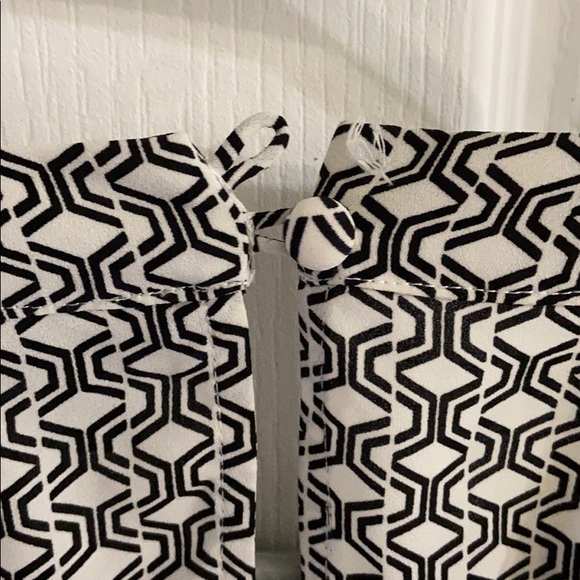 Express Cute pleated sleeveless  pattern blouse - Picture 5 of 5